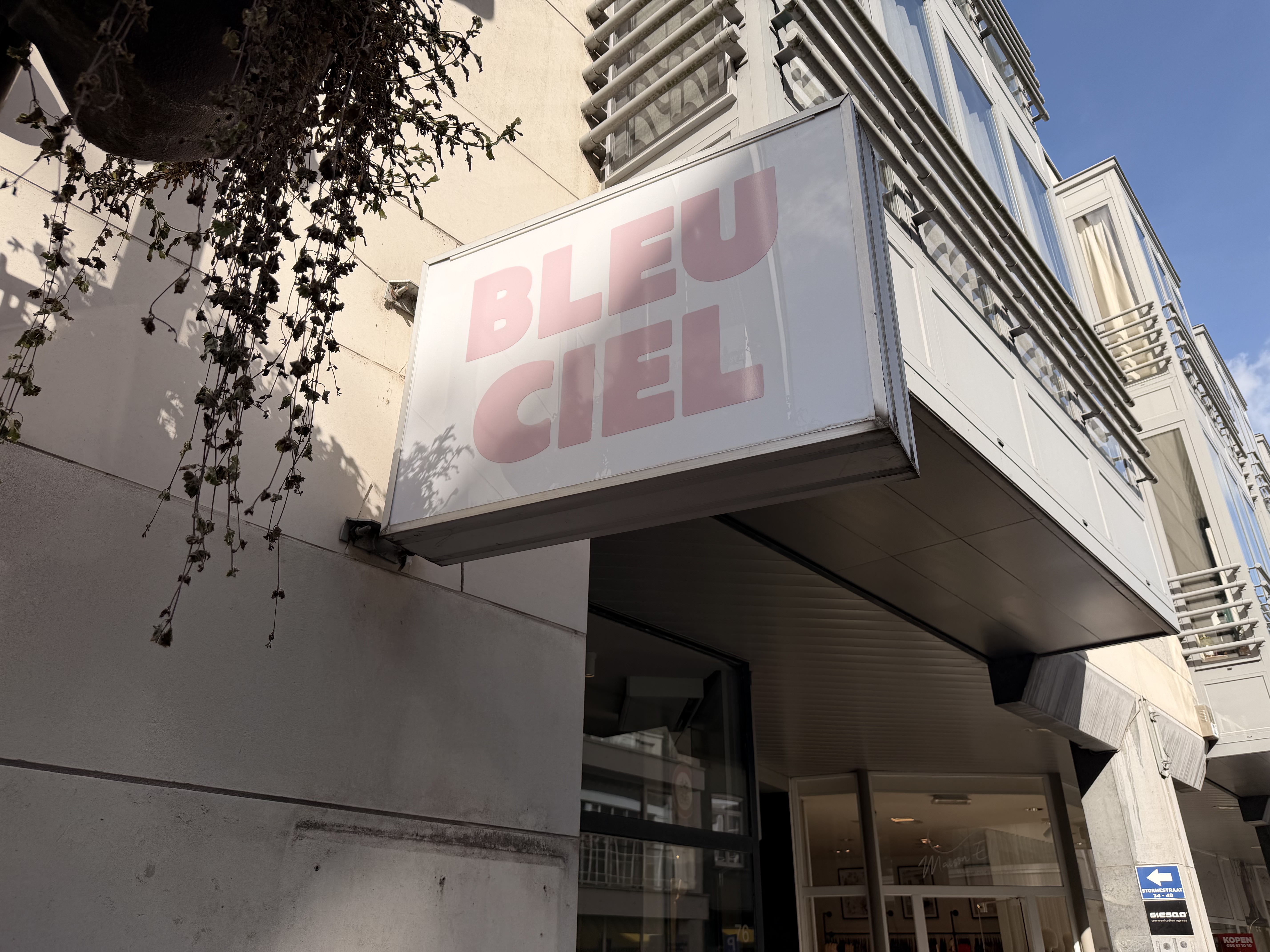 Commerciële gevel en winkelpresentatie